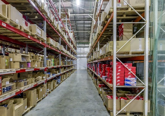 Хранение товаров на складских стеллажах