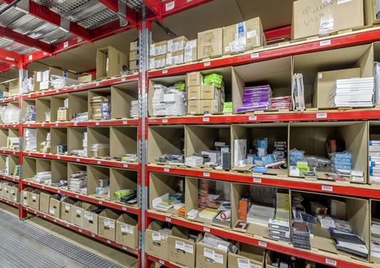 Стеллажи с товарами в отделе мелкоячеистого хранения